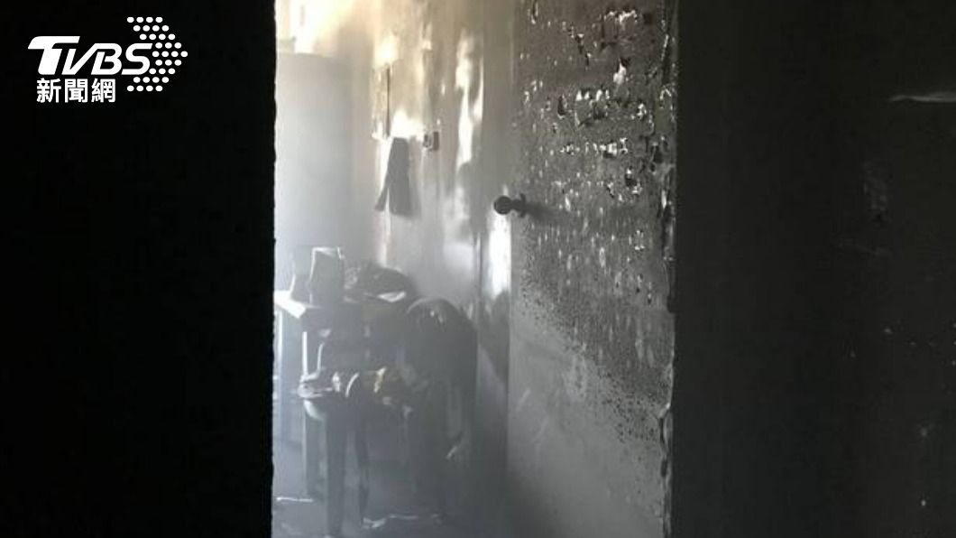 台中民宅惡火,71歲爺遭火焚身亡,火災現場一片焦黑。(圖/消防提供)