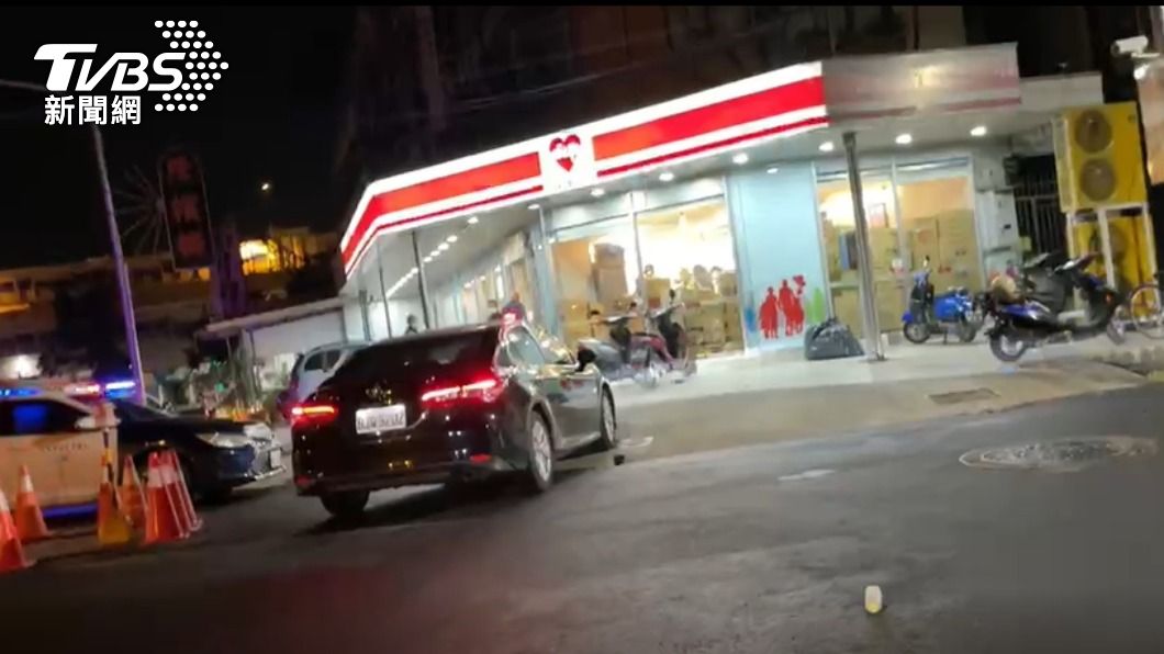 這麼想吃牢飯?男持刀搶超商 見店員不甩竟喊:沒錢就去報警
