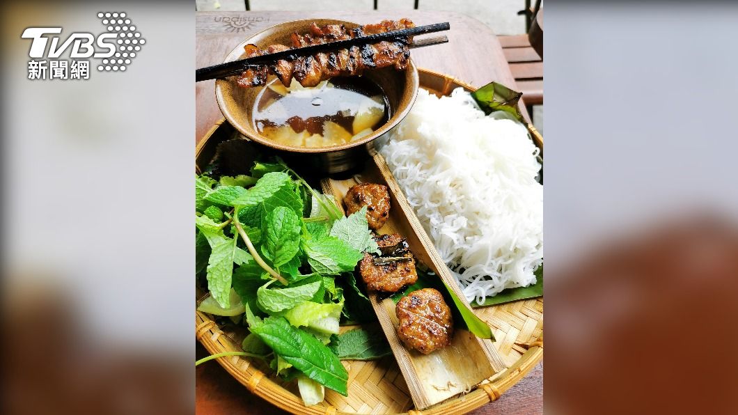 圖為越南平民餐點烤肉米線,河內市一碗售價約4萬越南盾(約新台幣50元)。(圖/中央社)