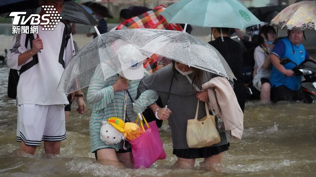 驚悚畫面曝光!大陸河南強降雨釀災 鄭州地鐵水淹過腰