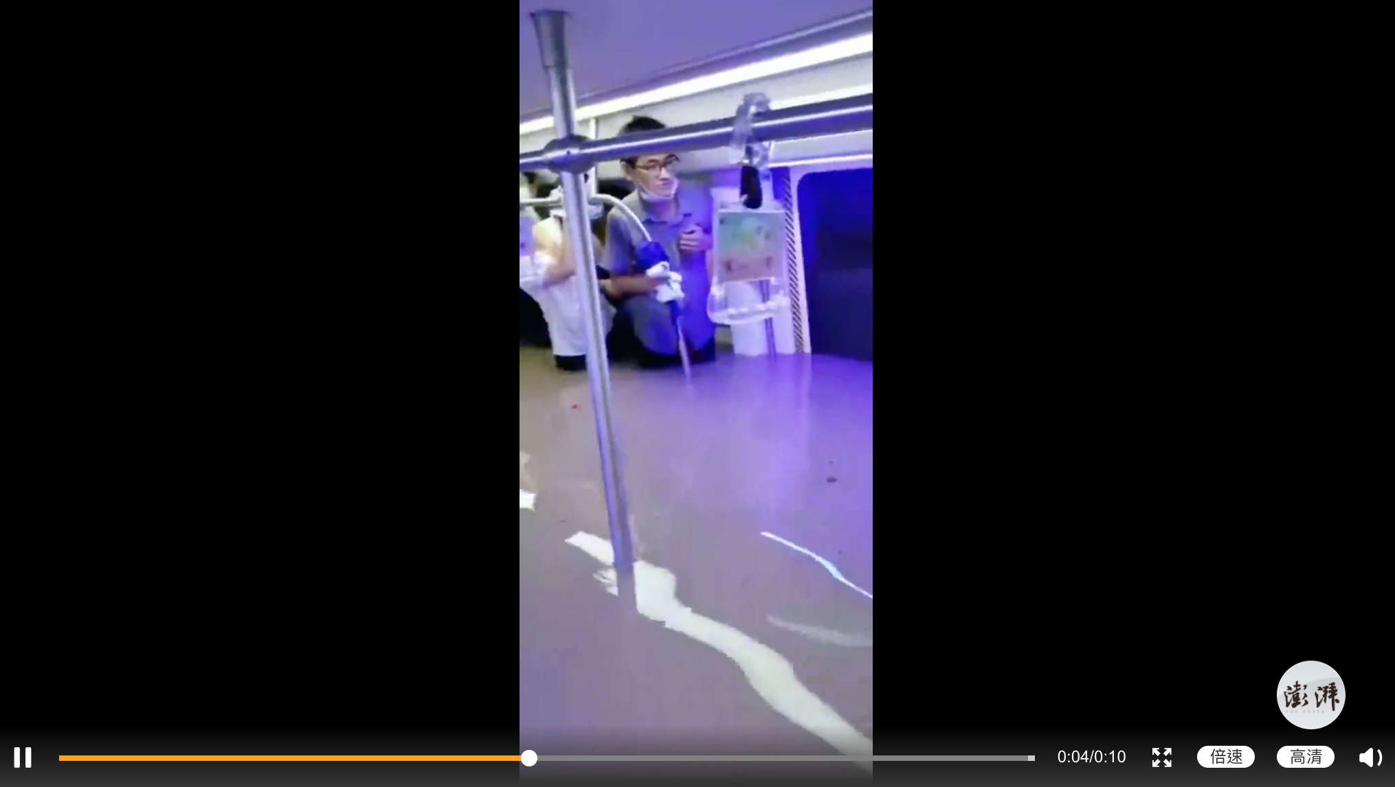 乘客站在車廂內的座位上等待救援。(圖/翻攝自澎湃新闻微博)