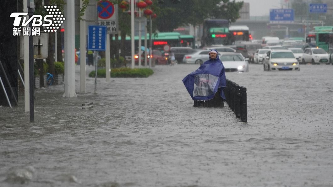 數日來的強降雨讓市區馬路泡在水中。(圖/達志影像路透社)
