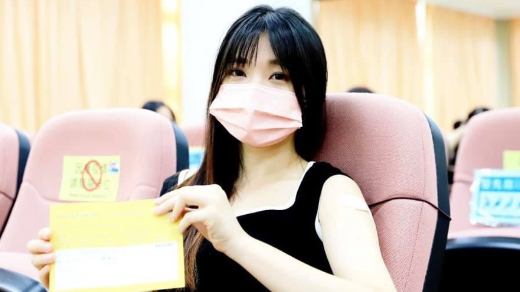 台南氣質女師打疫苗　唯美照引網友暴動：想重讀小學！