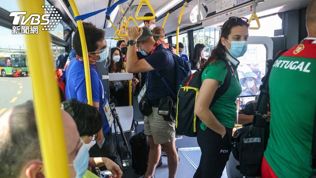 圖為負責載運媒體往返各場館的接駁專車。(圖/中央社)