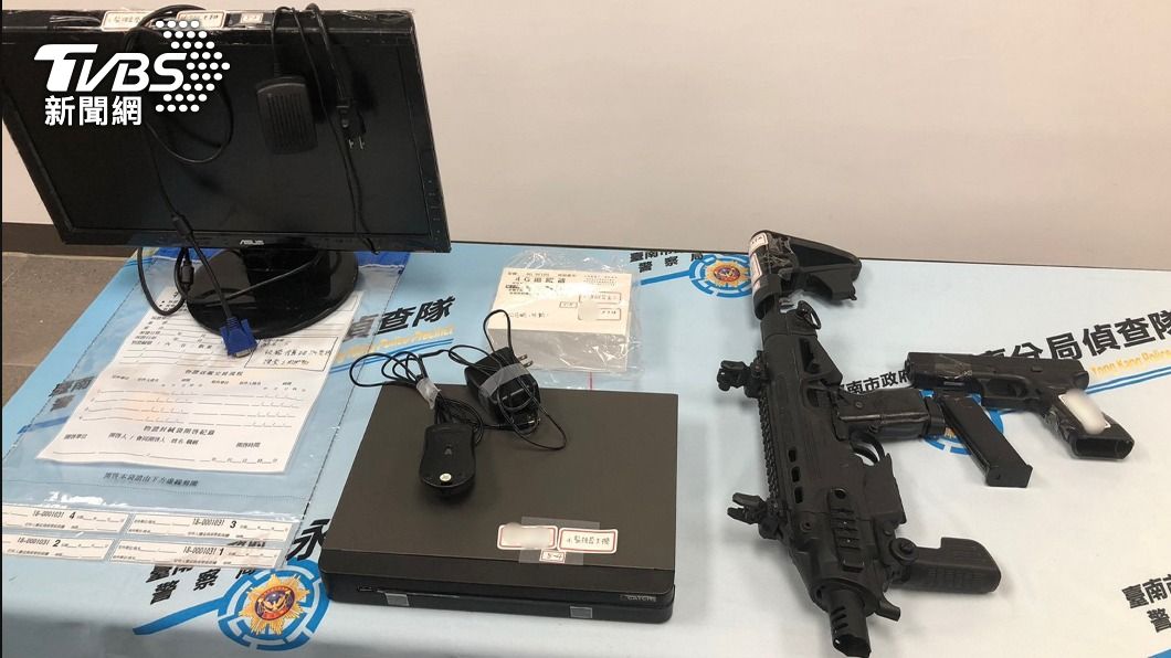 警方查扣空氣槍等犯案工具。(圖/中央社)