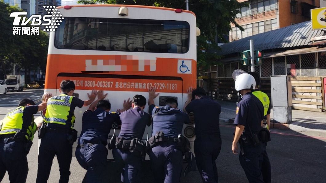 好Man!台北客運拋錨卡路中 8警變身大力士推車