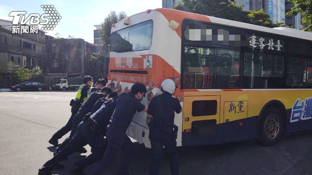 員警協助推車十多公尺,移至安全位置。(圖/TVBS)