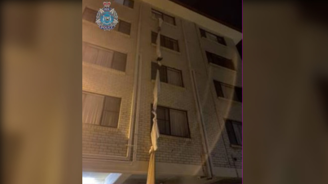 澳洲一名男子從四樓沿著繩索爬行而下。(圖/翻攝自Western Australia Police Force 臉書)