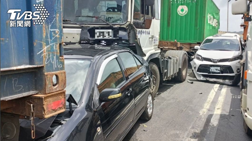 7天2度意外!台64快速道路5連撞 轎車夾中間成廢鐵