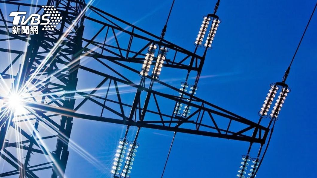 夏季用電量驚人,缺電和環保危機浮現。(示意圖/shutterstock達志影像)