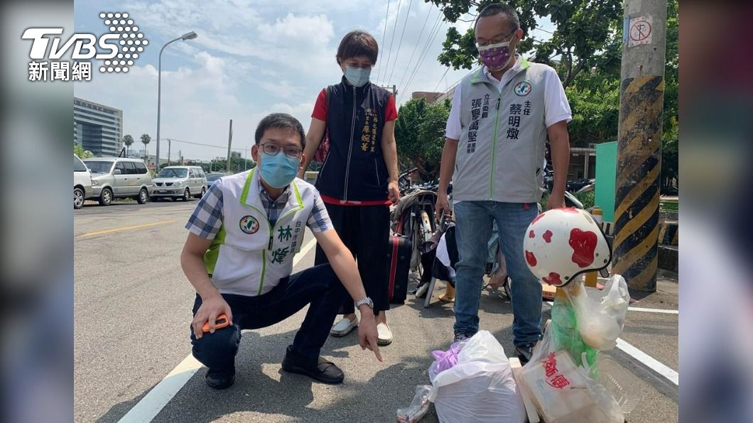 林祈烽到場會勘,目擊整袋針頭及垃圾,被丟棄在福星路上的UBike租賃站旁。(圖/市議員林祈烽服務處提供)