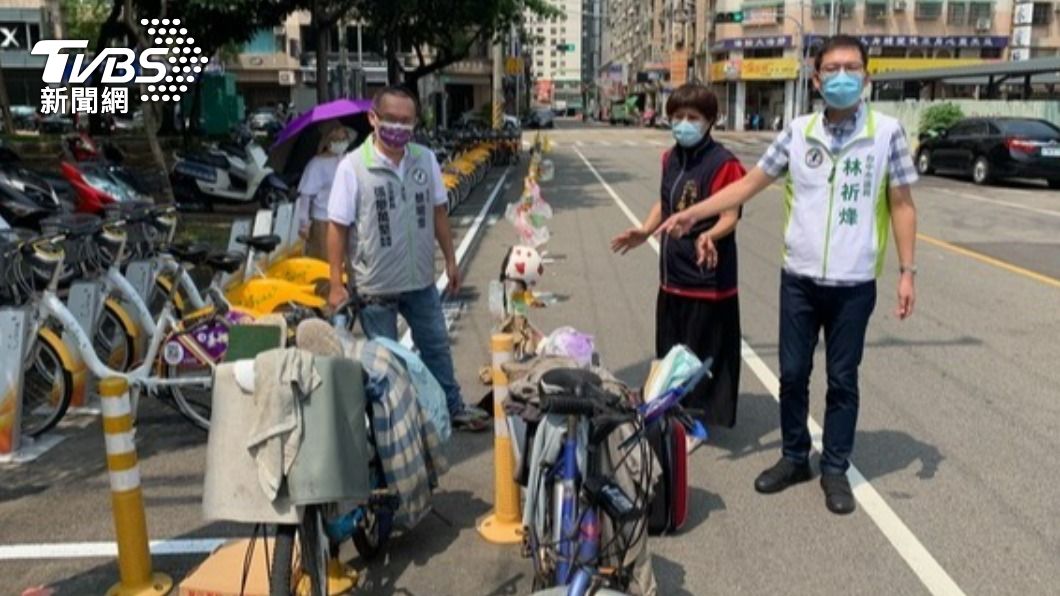 林祈烽到場會勘,目擊整袋針頭及垃圾,被丟棄在福星路上的UBike租賃站旁。(圖/市議員林祈烽服務處提供)