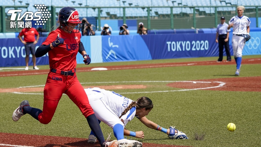 圖/達志影像美聯社,五局下半美國隊攻勢再起,靠著義大利隊三壘手的傳球失誤,攻佔得點圈。