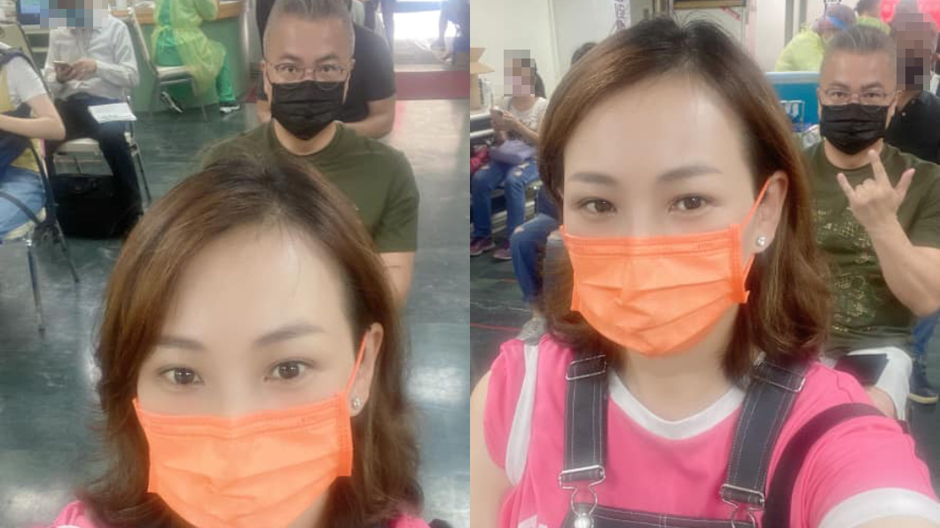 郁方和老公排隊接種疫苗。(圖/翻攝自郁方Facebook)