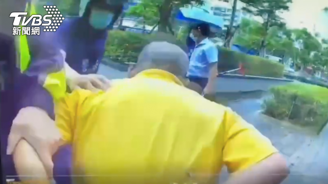 疑妻有小王！翁怒揮鐮刀砍殺　「情敵頭部爆血」嚇壞路人