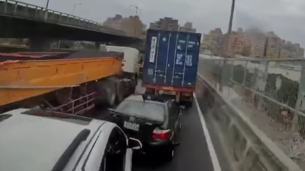 台64快速道路回堵近1小時。(圖/翻攝自記者爆料網臉書)