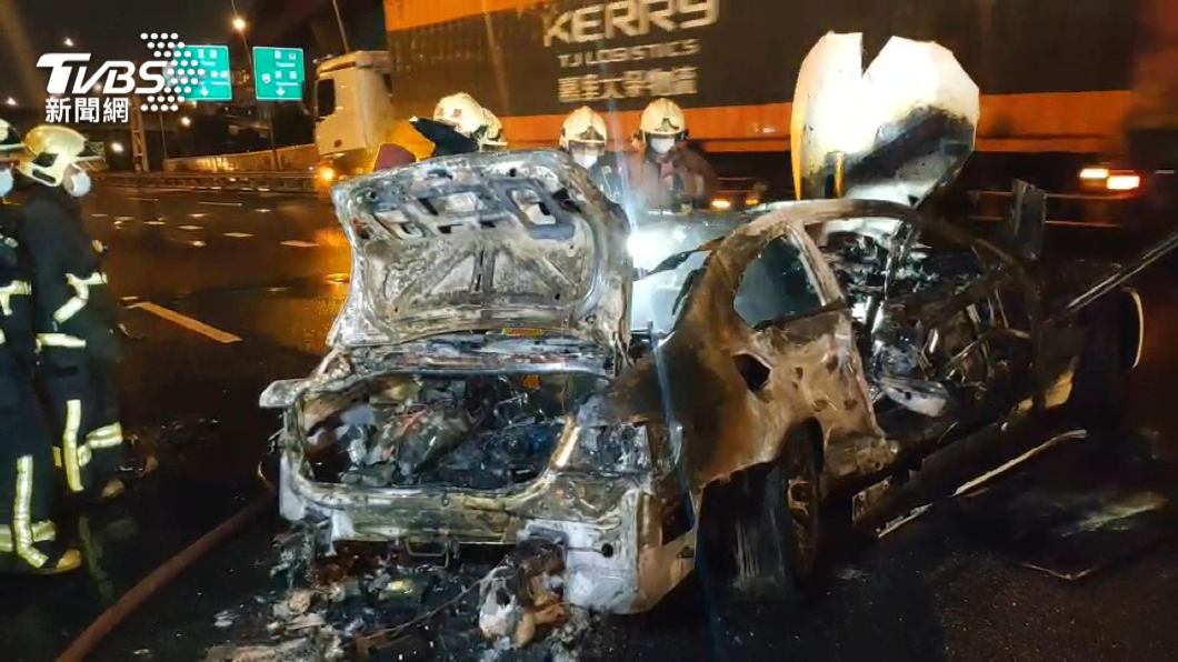 白色BMW變成廢鐵。(圖/TVBS)
