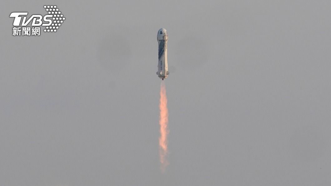 貝佐斯搭乘火箭登上太空。(圖/達志影像美聯社)
