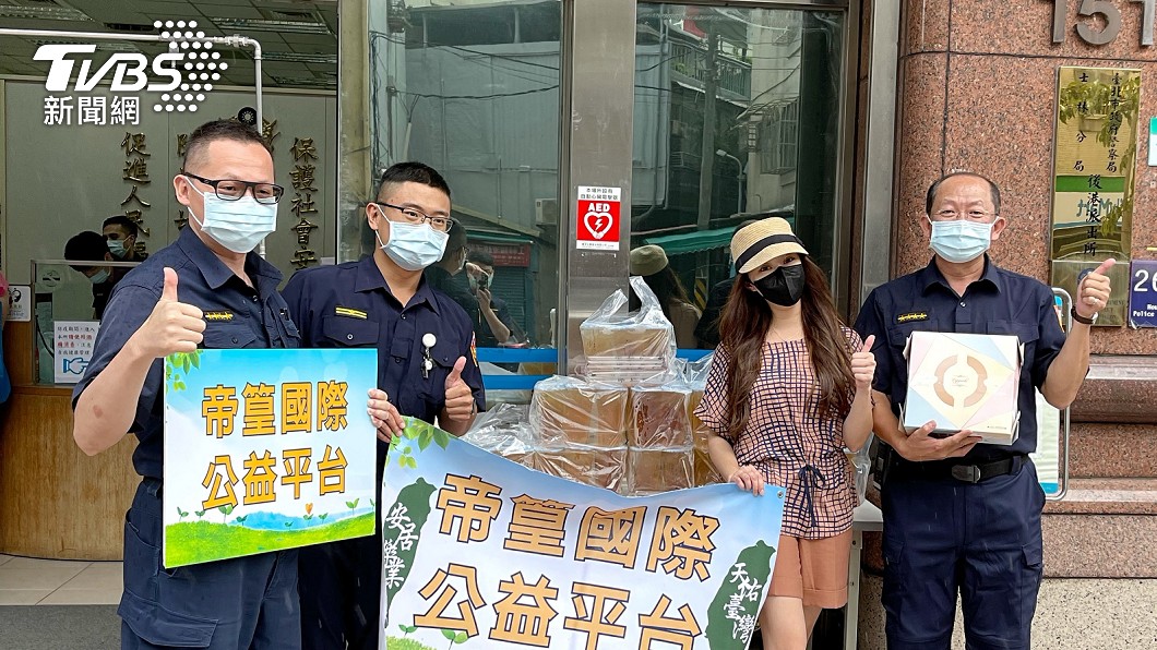 黃露瑤日前送暖至後港派出所。 (圖/楠軒工作室)