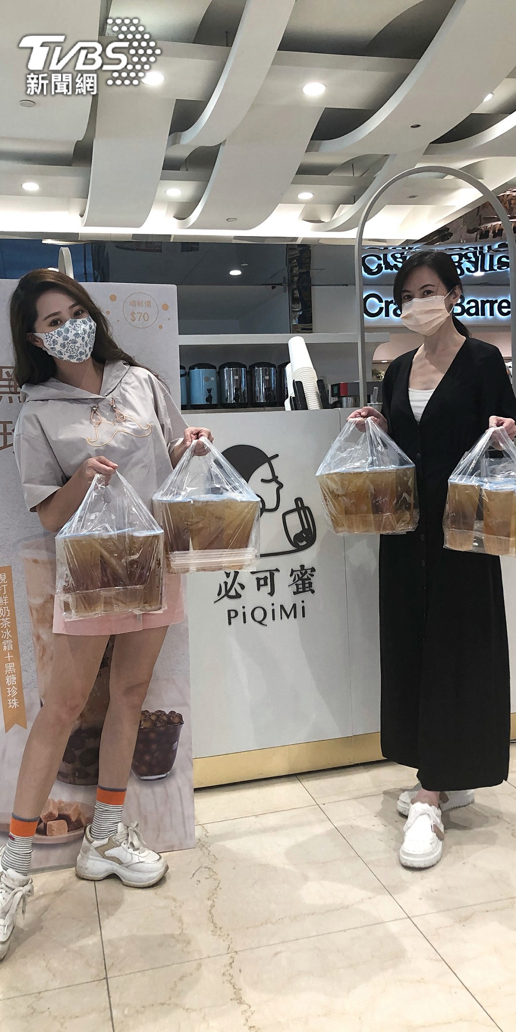 黃露瑤得知簡沛恩一人送飲料,二話不說加入外送行列。(圖/楠軒工作室)