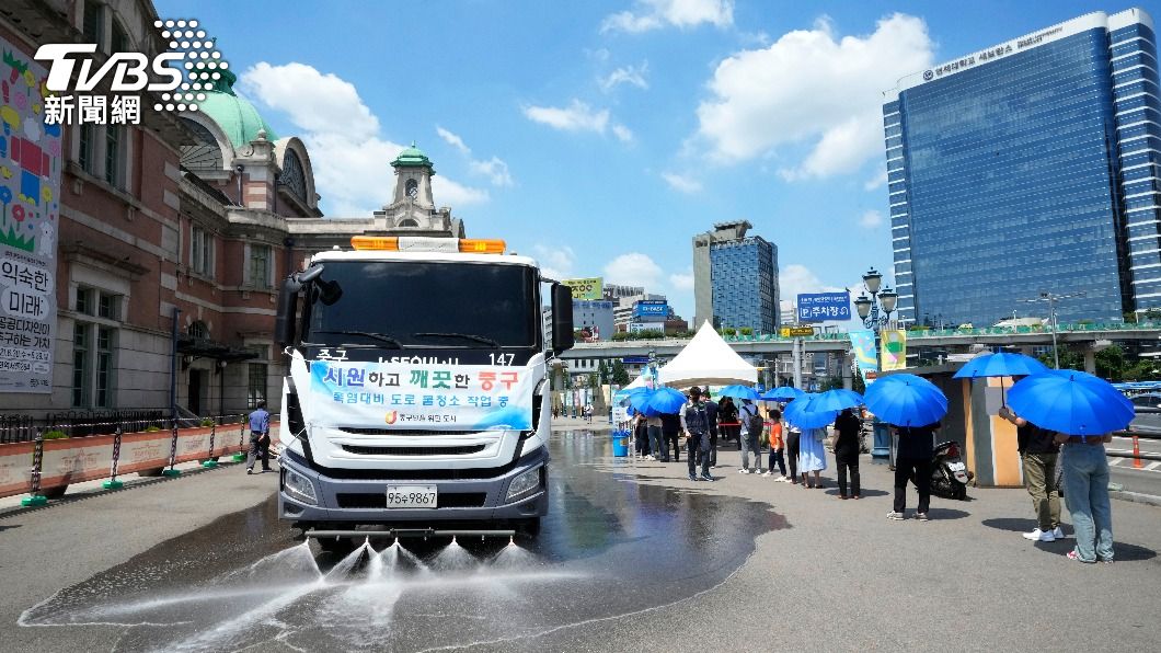 南韓相關單位調派灑水車降溫，避免等待篩檢民眾耐不住高溫。（圖／達志影像美聯社）