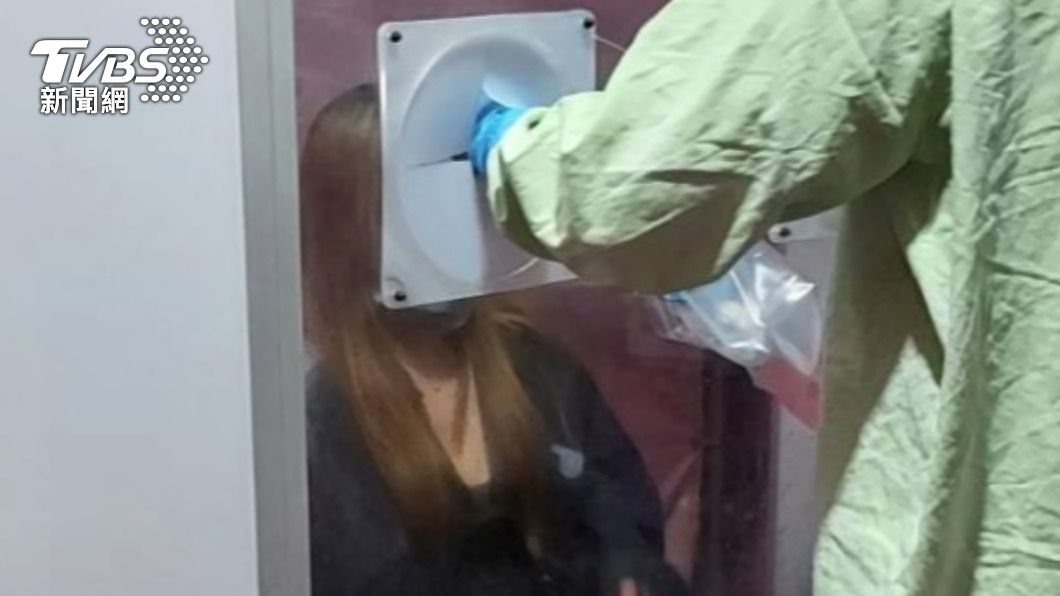越南女子賣淫被查獲後，遭警方強制送醫快篩。（圖／警方提供）