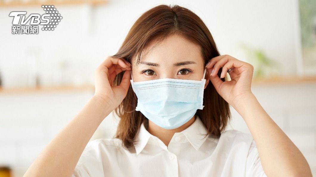 醫師提醒未來如果降級,仍要做好戴好口罩等防疫措施。(圖/shutterstock達志影像)