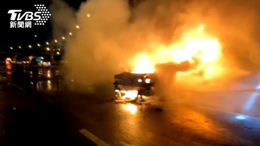 轎車燒成一團火球。(圖/TVBS)