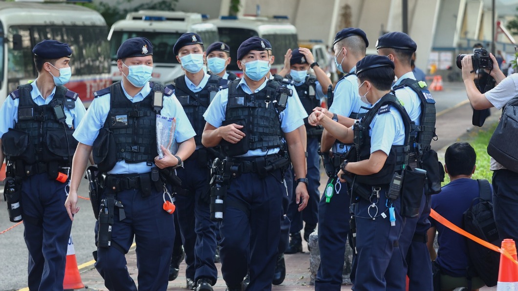 西九龍法院外有警員戒備。(圖/香港01提供)