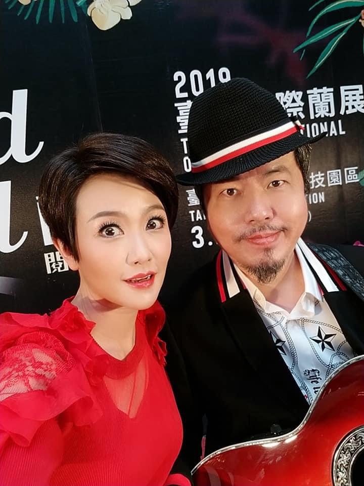 夫妻檔可是尾牙主持常客。(圖/翻攝自寇乃馨臉書)