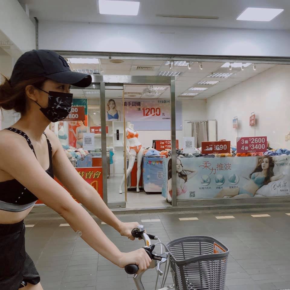 周曉涵與自己的海報合影。 (圖/翻攝自周曉涵臉書)