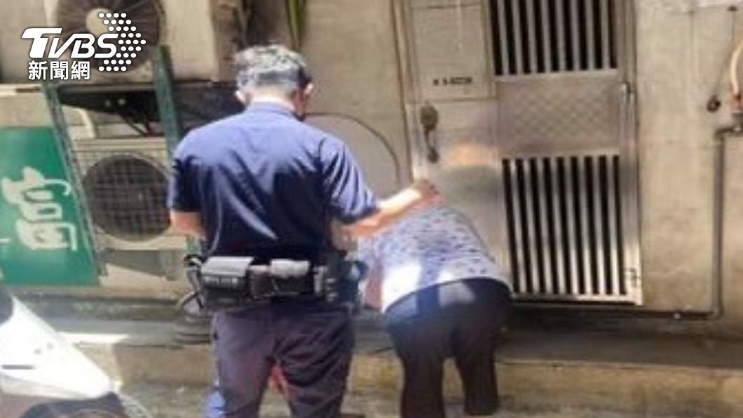 員警陪同婦人返家。(圖/TVBS)