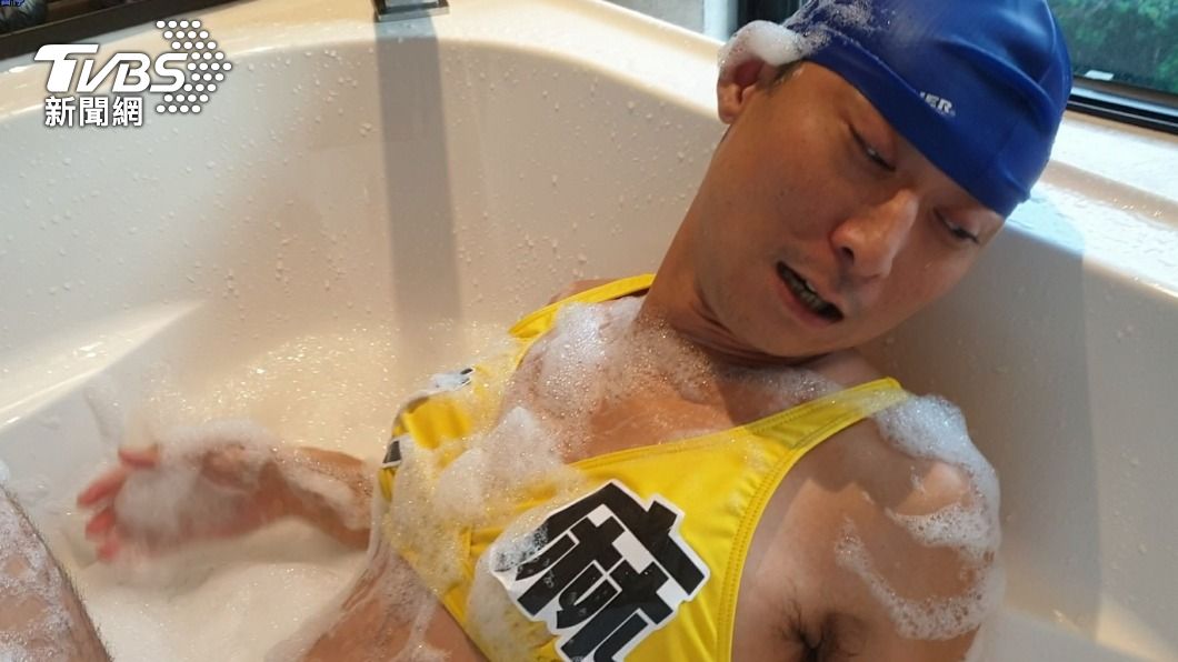 浩子學女藝人拍泡泡浴廣告。 (圖/民視提供)