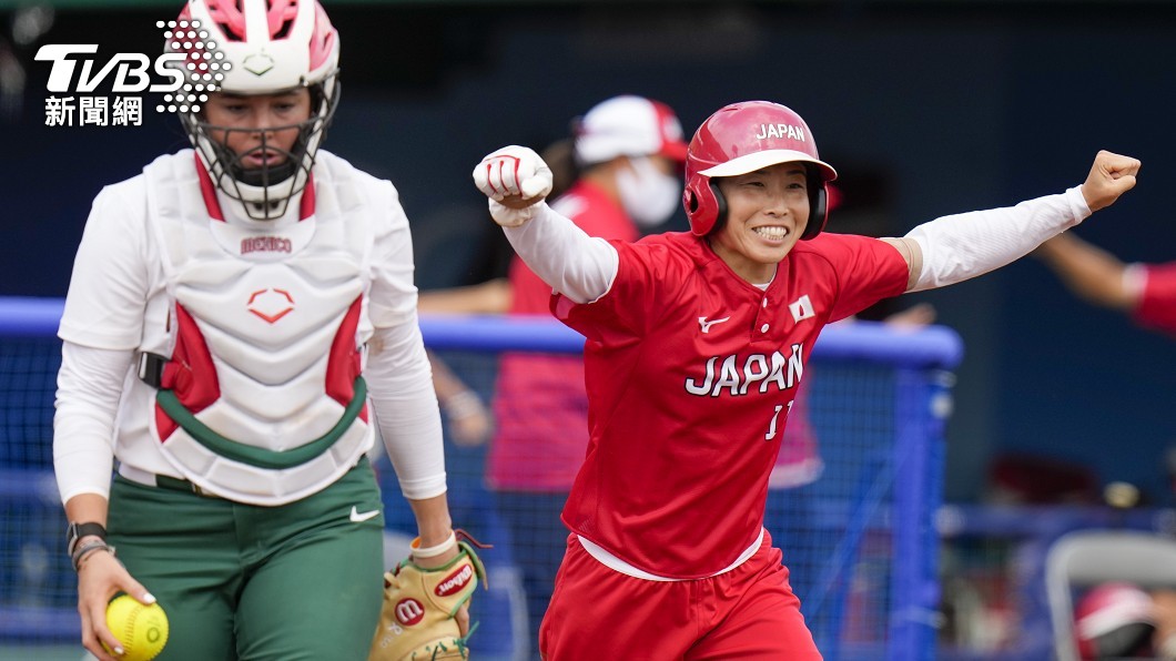 山田惠里高舉雙手迎接勝利。(圖/達志影像美聯社)