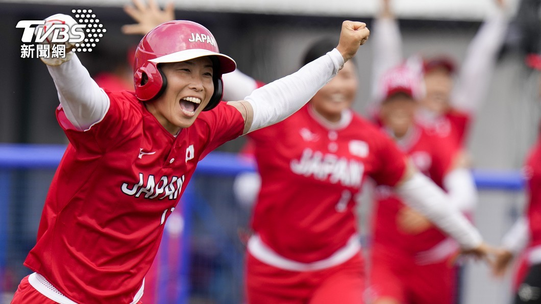 日本靠著渥美萬奈的一壘安打,以3比2擊敗墨西哥。(圖/達志影像美聯社)