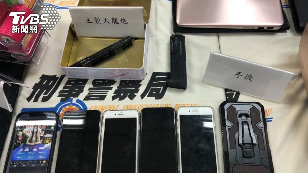 警方查扣土製炸彈。(圖/TVBS)