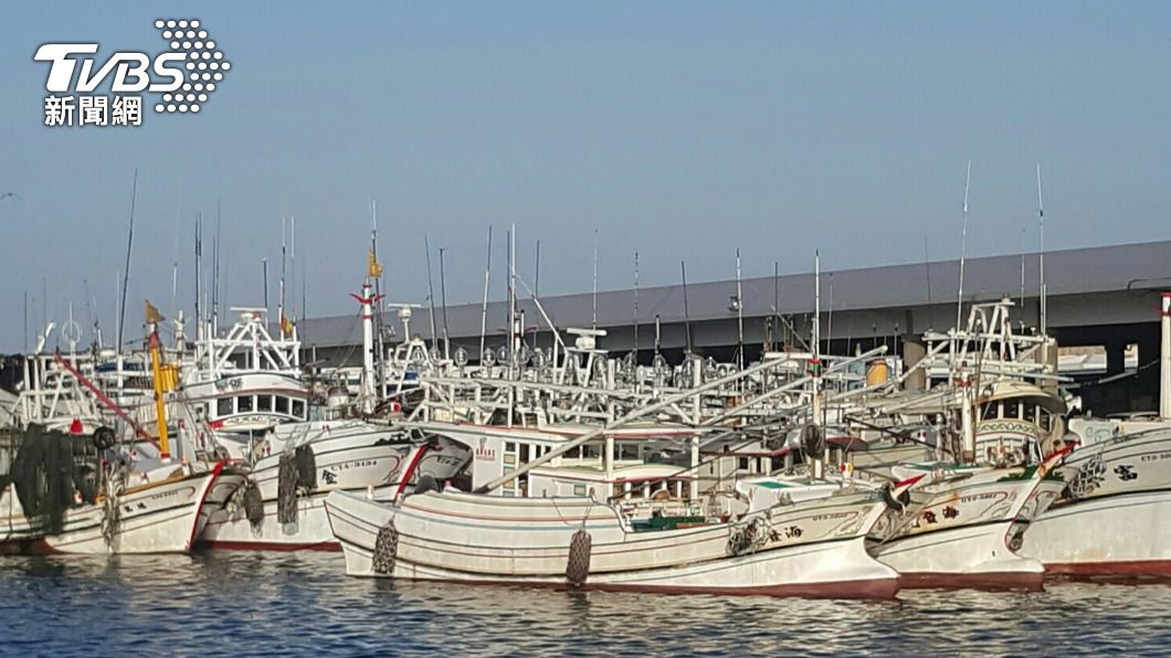 颱風外圍影響澎湖刮強陣風 漁船進港避風船員快篩