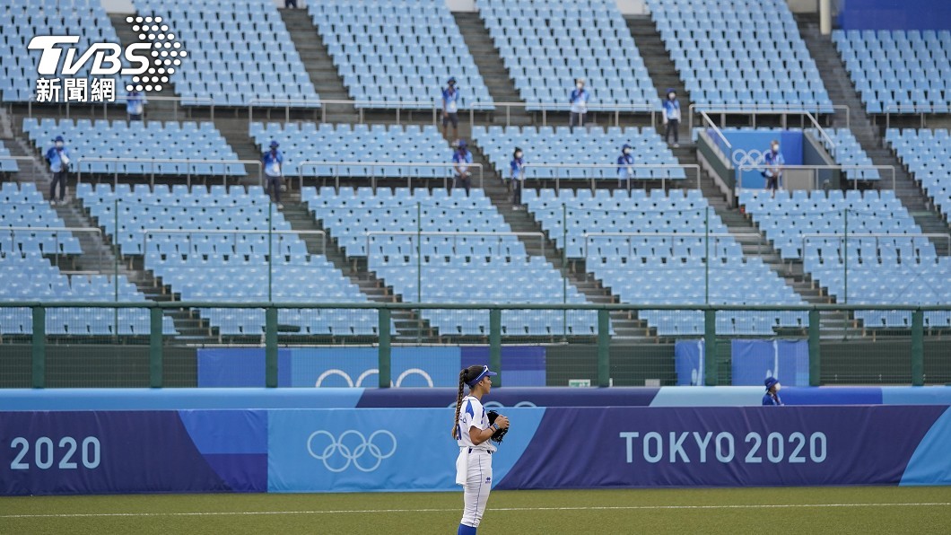 義大利外野手場上觀察球場上的變化。(圖/達志影像美聯社)
