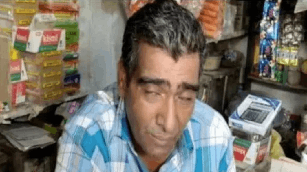 印度一名男子罹患嗜睡症,一年365天有300天在睡覺。(圖/翻攝自推特 India Ahead News)