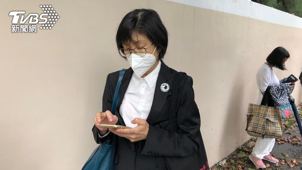 東元董事長邱純枝排隊靜候入場。（圖／中央社）
