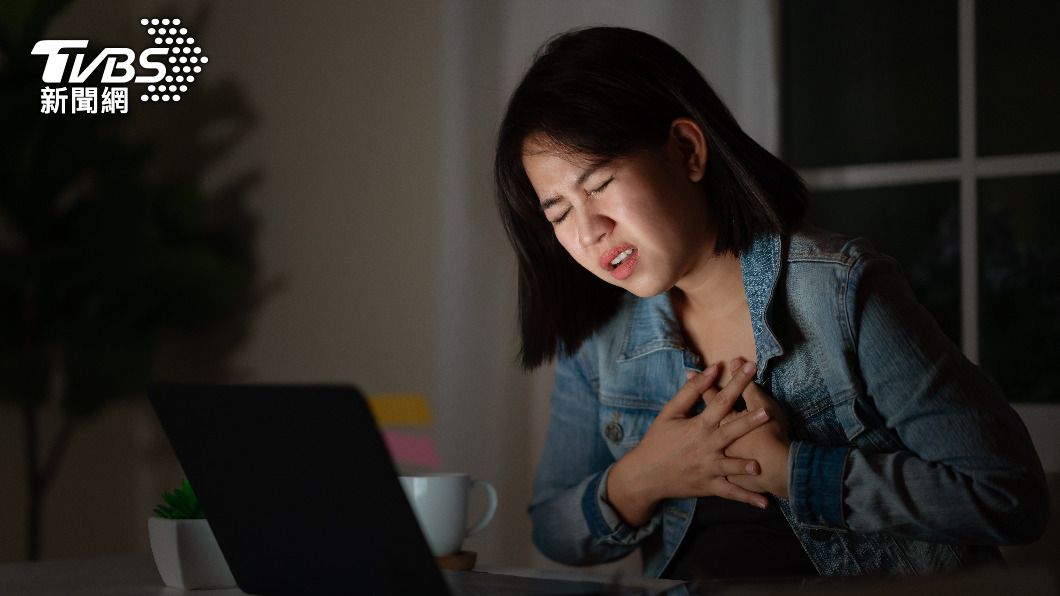 工作者若瞬間壓力過大，易使血管內的斑塊崩解，塞住心臟血管導致心肌梗塞。（示意圖／shutterstock達志影像）