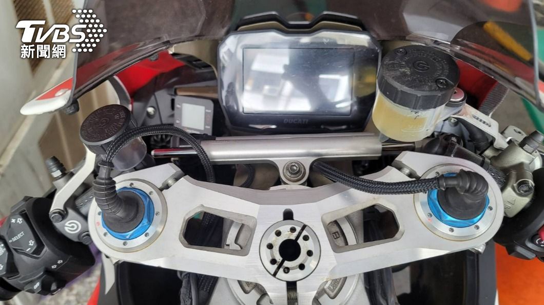 陳男日前飆車影片中，僅顯示車速儀表板，沒有日期、時間與車號，導致警方搜索極為困難。（圖／警方提供）