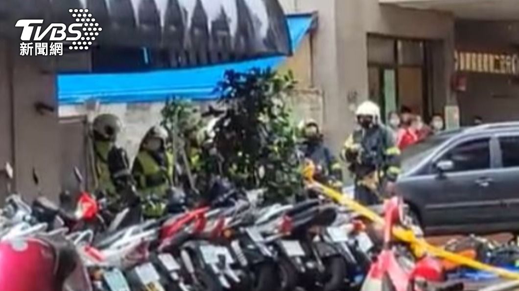 警消獲報緊急入內搶救。（圖／TVBS）
