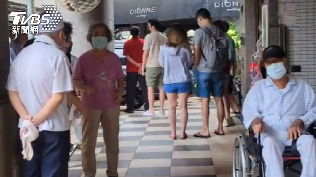同棟樓住戶、商旅住客倉皇逃生。（圖／TVBS）