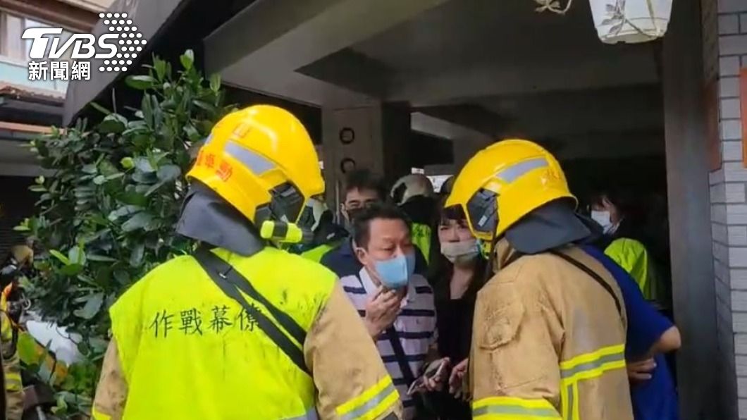商旅人員向警消說明狀況。（圖／TVBS）