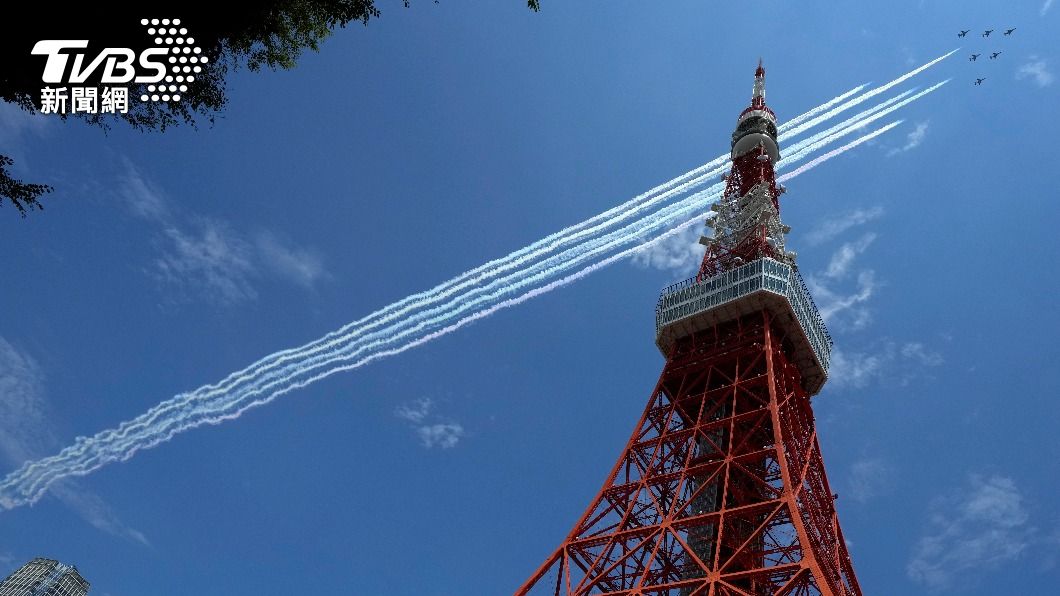 飛機劃過東京塔上空。(圖/達志影像美聯社)