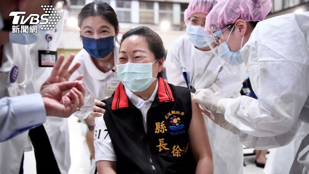 徐榛蔚接種首劑AZ疫苗　過程快到不知已打完