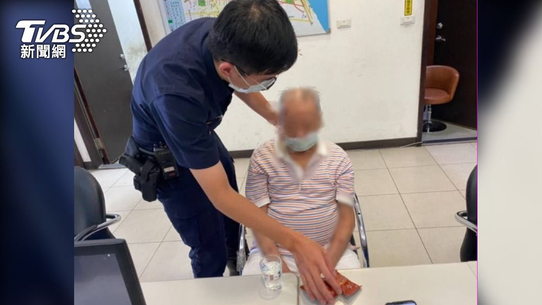 阿公小心!颱風暴雨八旬翁街頭迷航全濕了 警急護送返家