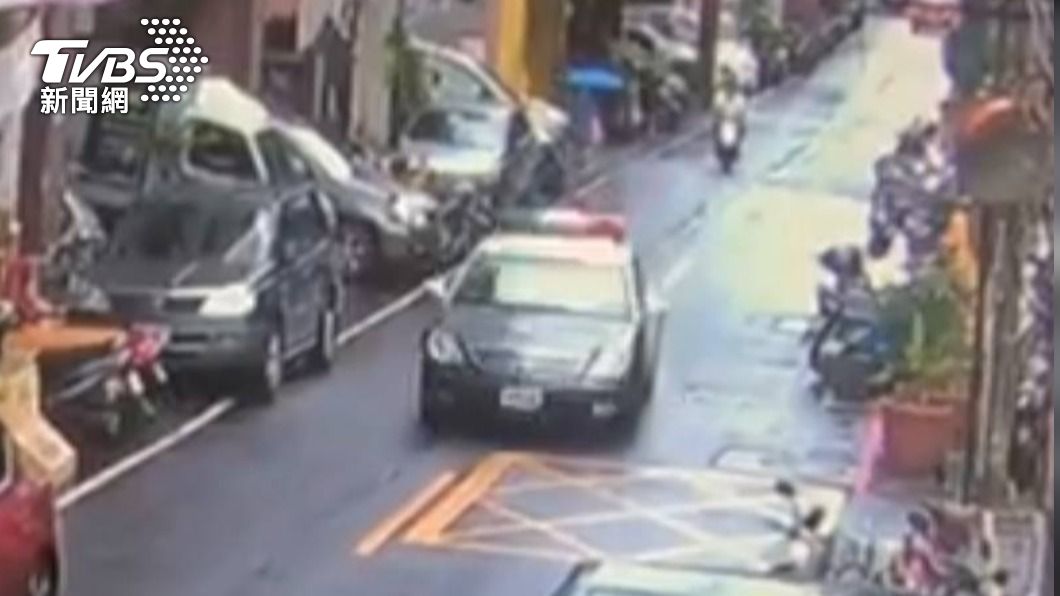 新北市三重員警巡邏發現老翁在街頭淋雨。(圖/TVBS)