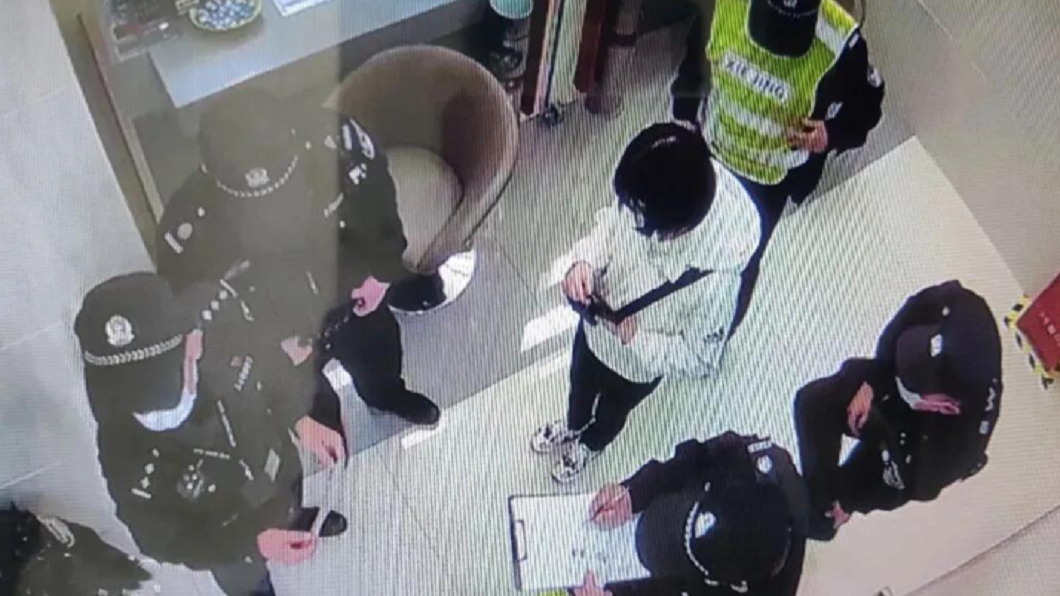 行員發現存款憑證有異報警處理。(圖/翻攝自鳳凰網)